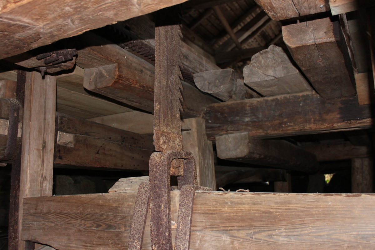 Grund av fältsten under den västra delen av byggnaden, resten av byggnaden står på trästolpar som vilar på enskilda grundstenar. Avlång byggnad i stolpkonstruktion med sadeltak, öppen på två sidor och på två sidor täckt av brädor. Faltak över sadeltaket och skärmtak åt söder av brädor. Golv av plankor, öppet utrymme under golvet. Utrymmet under sadeltaket rymmer en ramsåg med tillhörande utrustning, bl a sågbänk och skenor. I nordöstra hörnet finns ett kontorsutrymme avskärmat med brädor. En pärthyvel finns monterad i utrymmet under golvet.  På den södra långsidan finns vattenränna och vattenhjul. Dessa har aldrig varit i funktion på nuvarande plats. Sågens funktion, se vidare Övrig information.