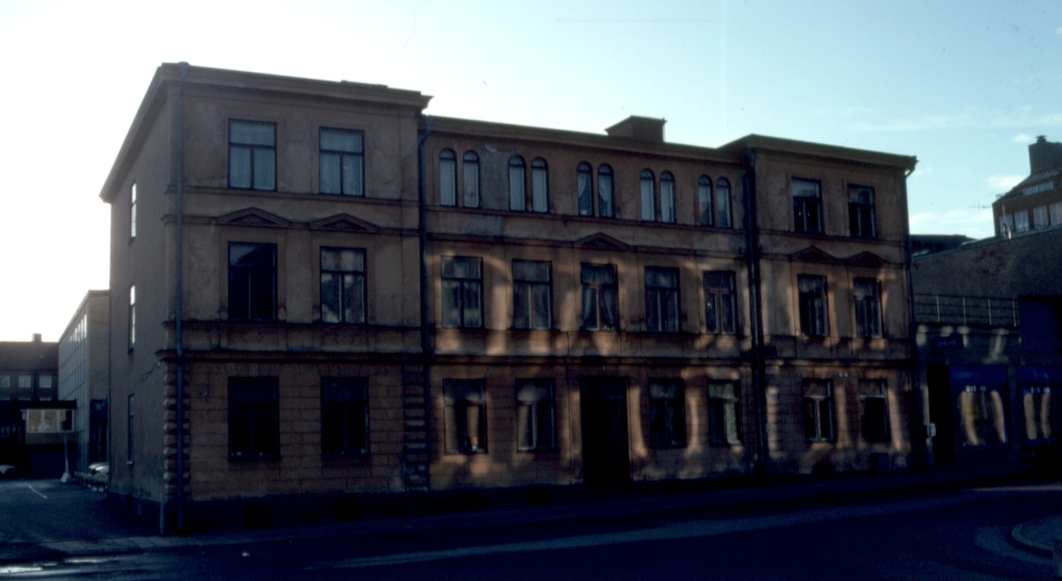 Orig. text: Kungsgatan 16.
Byggnad uppförd 1882, idag riven, okt. 2000.