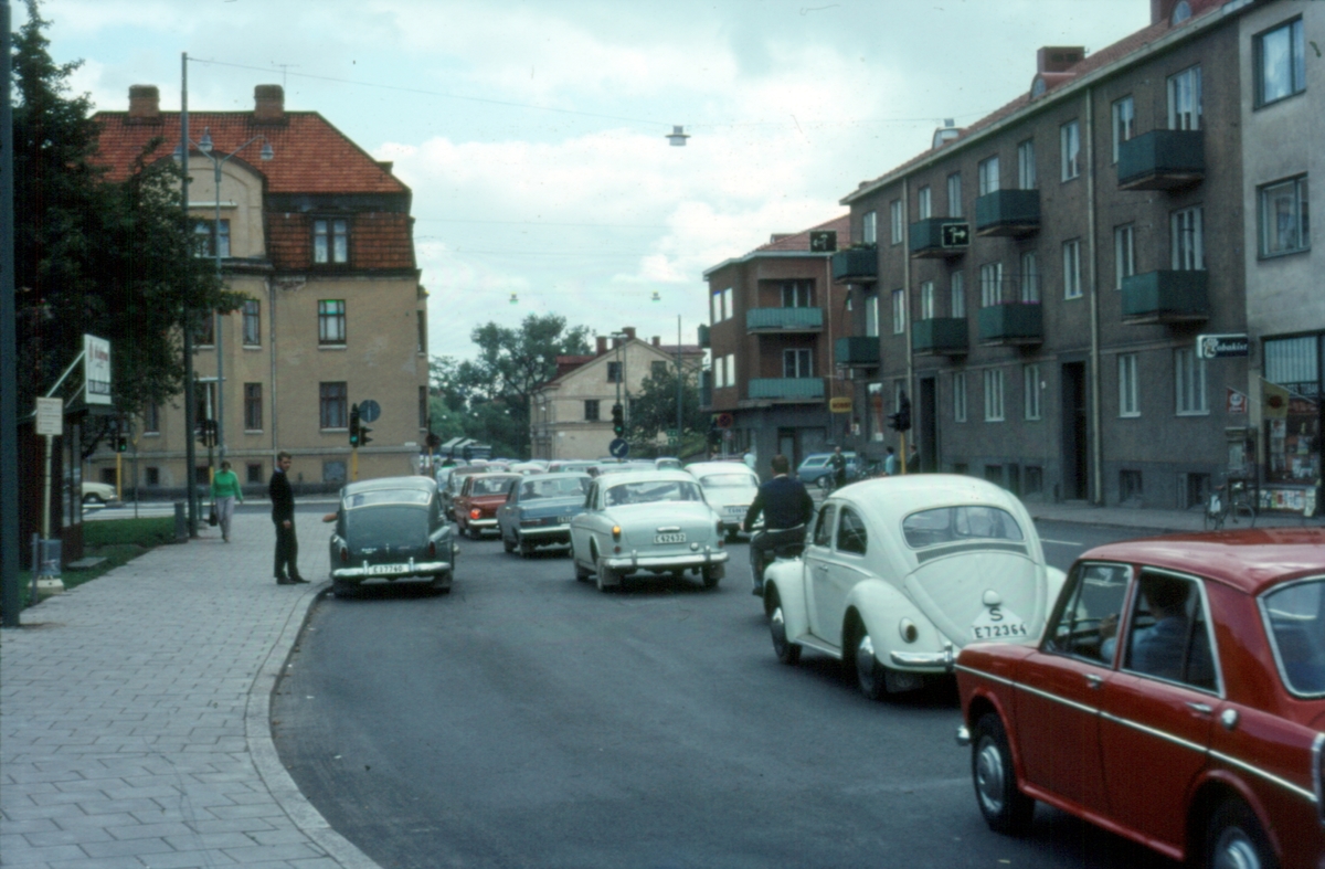Bildtext: Sista vänstertrafiken, Drottninggatan, Hamngatan mot öster ...