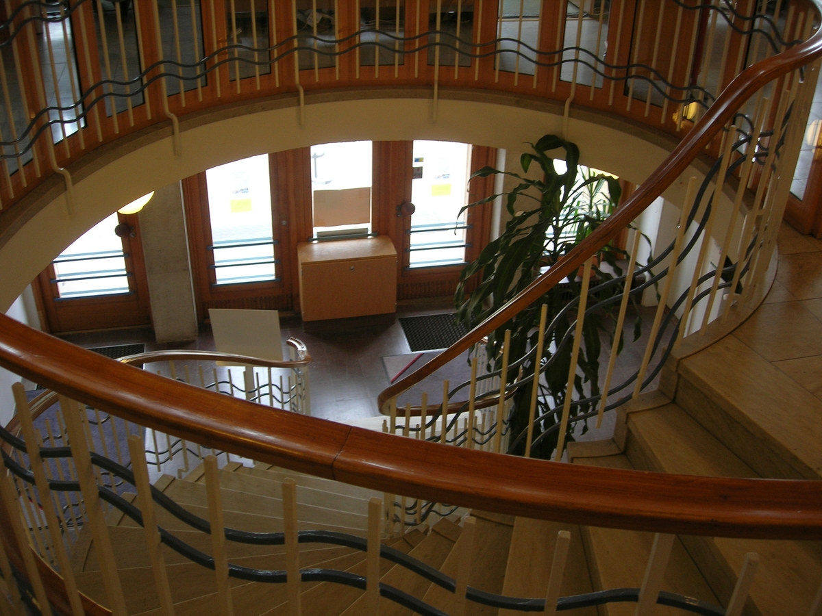 Den vackra trappan i kommunhuset i Ljungsbro.