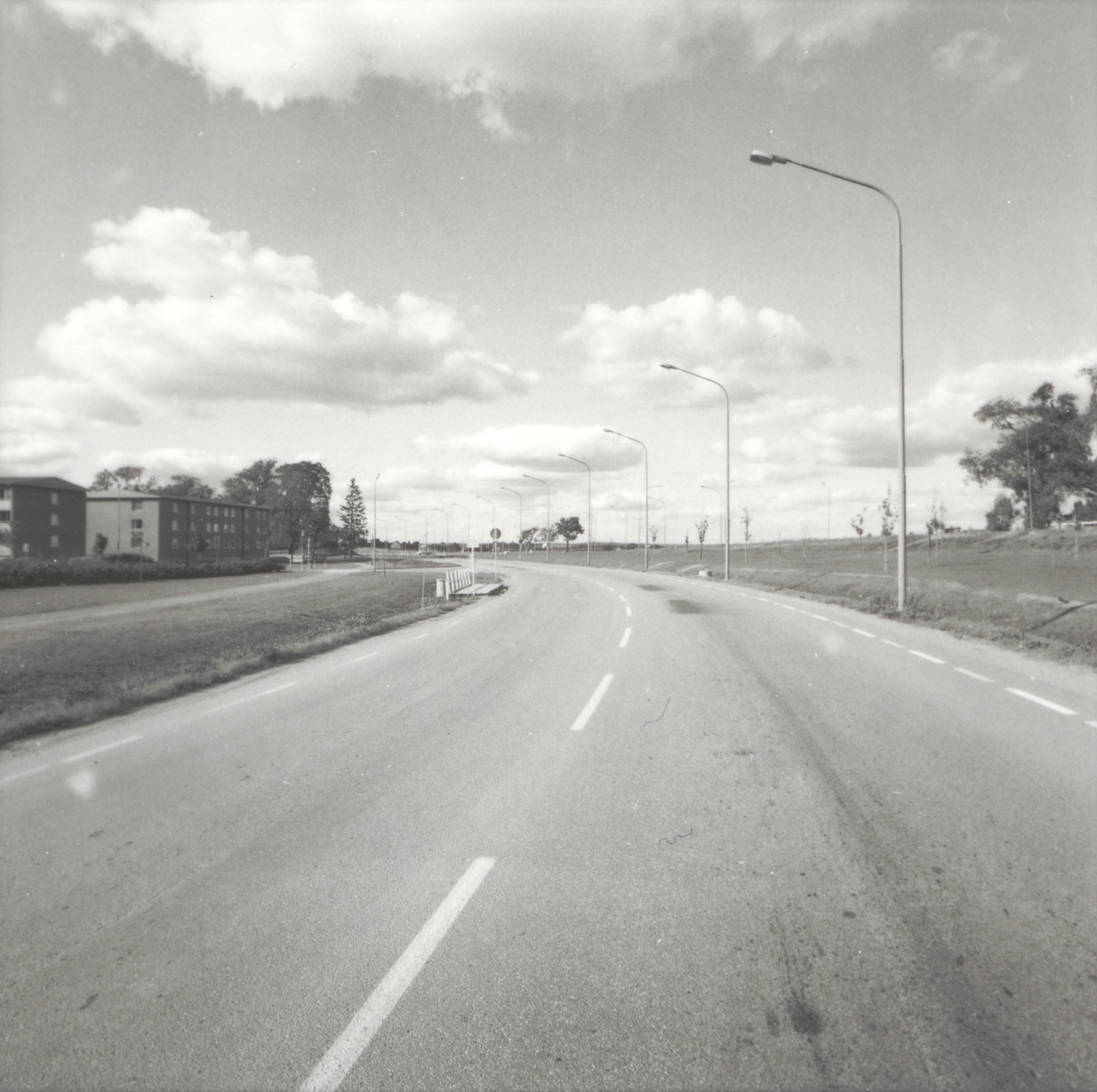 Orig. text: Beläggning.

Fotografering av asfalten på Nygårdsgatan, Mellangården ses till vänster.