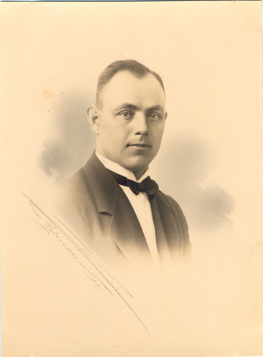 Orig. text: Albert Eklund, stensättningsentreprenör, född 1892 i Vårdnäs död 1986 i Linköping.