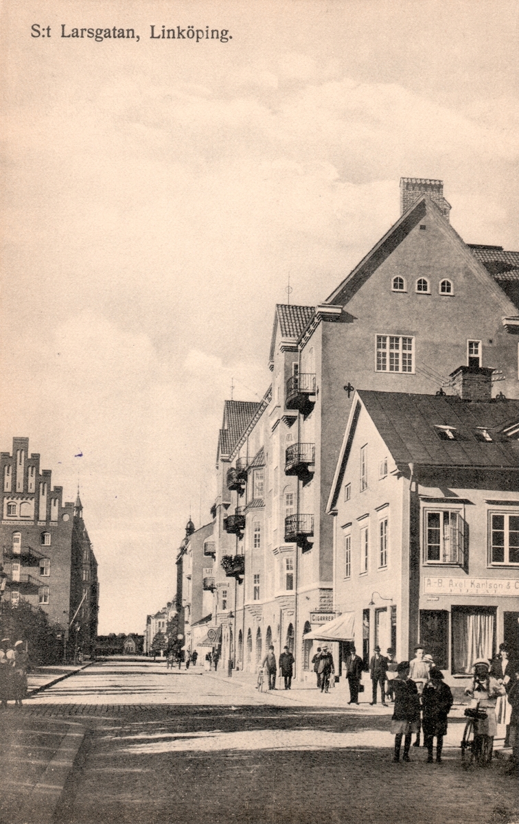 Orig. text: S:t Larsgatan, Linköping. 

S:t Larsgatan sedd mot norr från korsningen med Kungsgatan. Den trappgavelförsedda byggnaden är Frimurarehotellet, uppförd 1910-12 i nationalromantisk stil, arkitekt Theodor Wåhlin.
