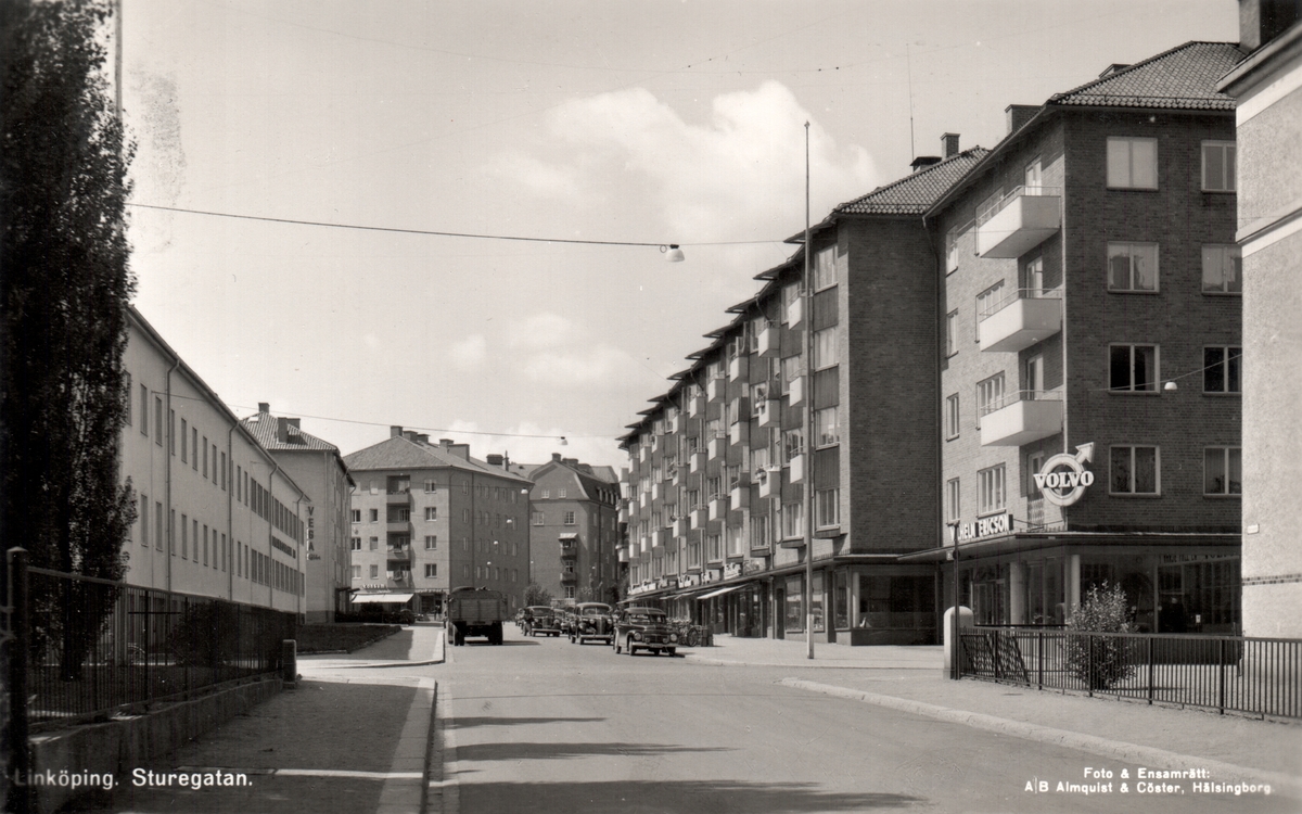 Orig. text: Linköping. Sturegatan.

Vy över Sturegatan sedd västerut. Gatan korsas av S:t Larsgatan.