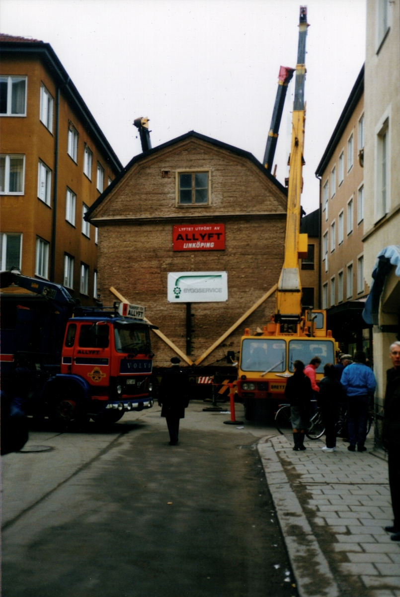 Huset på Nygatan 35 flyttas av Allyft och BPA till Gamla Linköping.

Wallenbergska gården uppfördes vid mitten av 1700-talet. Den förhöjdes och gavs sitt nuvarande utseende med en fronton vid en upprustning 1803-05. Den liberala tidningen Östgöta-Tidningen hade under åren 1936-44 sin redaktion och tryckeri i byggnaden. När ÖT upphörde kom byggnaden att inrymma Eskilstuna-Sliperiet. Den fick då skyltfönster i bottenvåningen.