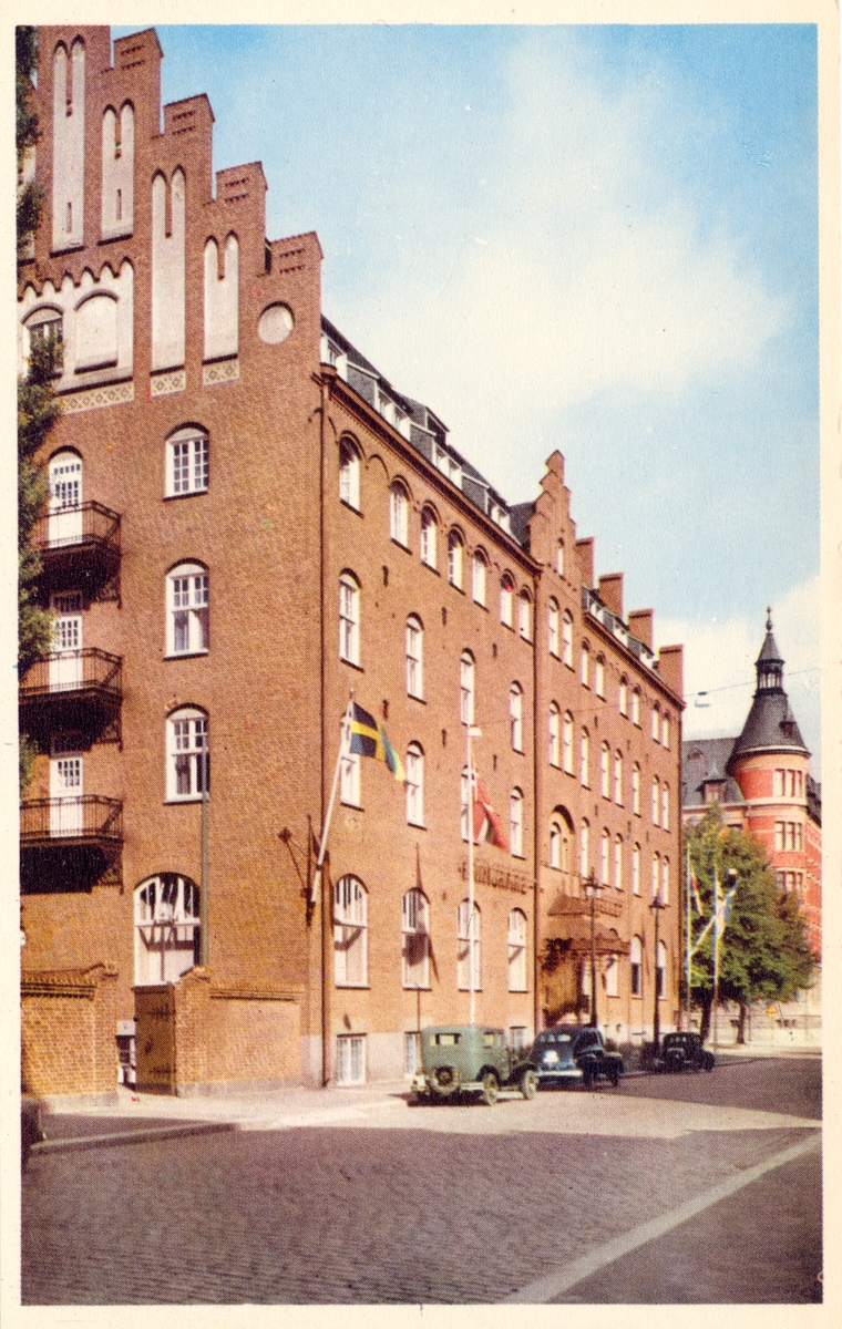 Orig. text: Linköping.Frimurarehotellet.

Frimurarehuset uppfört 1910-12 i nationalromantisk stil. Ritat av domkyrkoarkitekt Theodor Wåhlin.