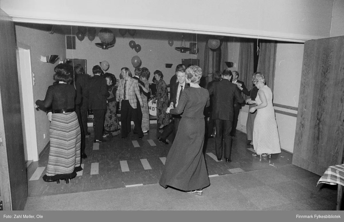 Vadsø, November 1970. Bankfesten. Dans.