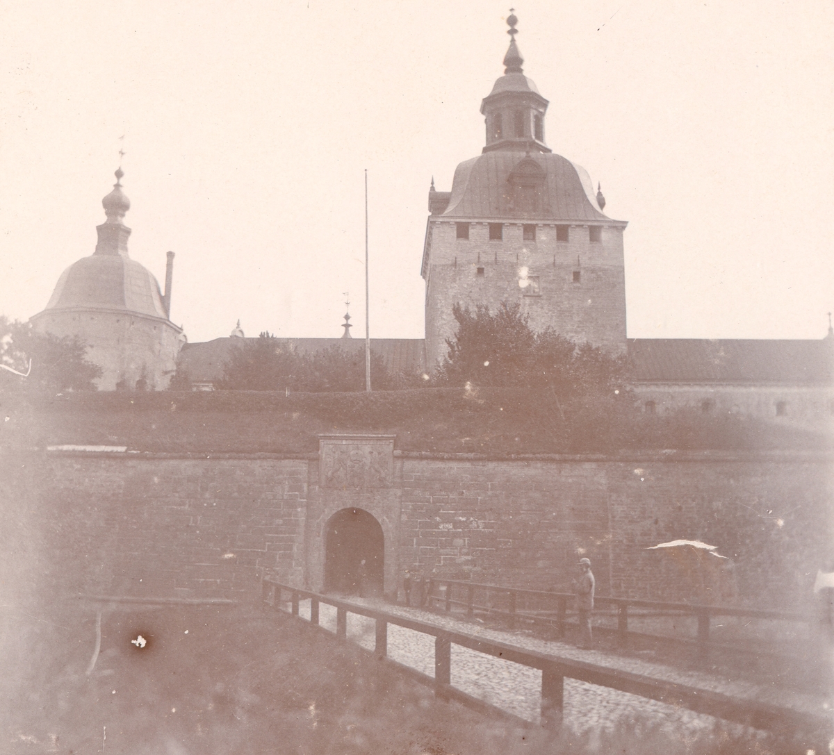 Kalmar slott med ravelin, Kuretornet och Kungsmakstornet.