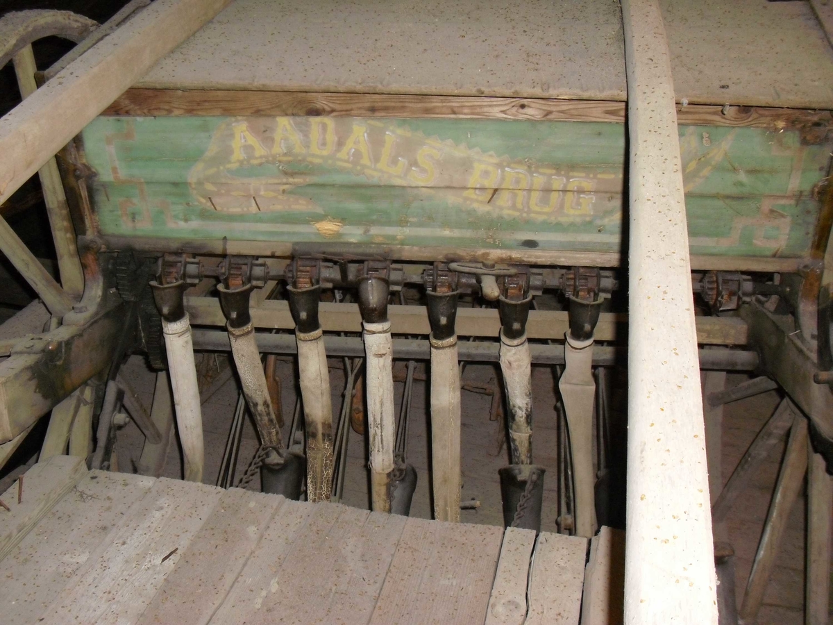 9 sålabber. Såkasse av tre med jernbeslag. Trehjul. 