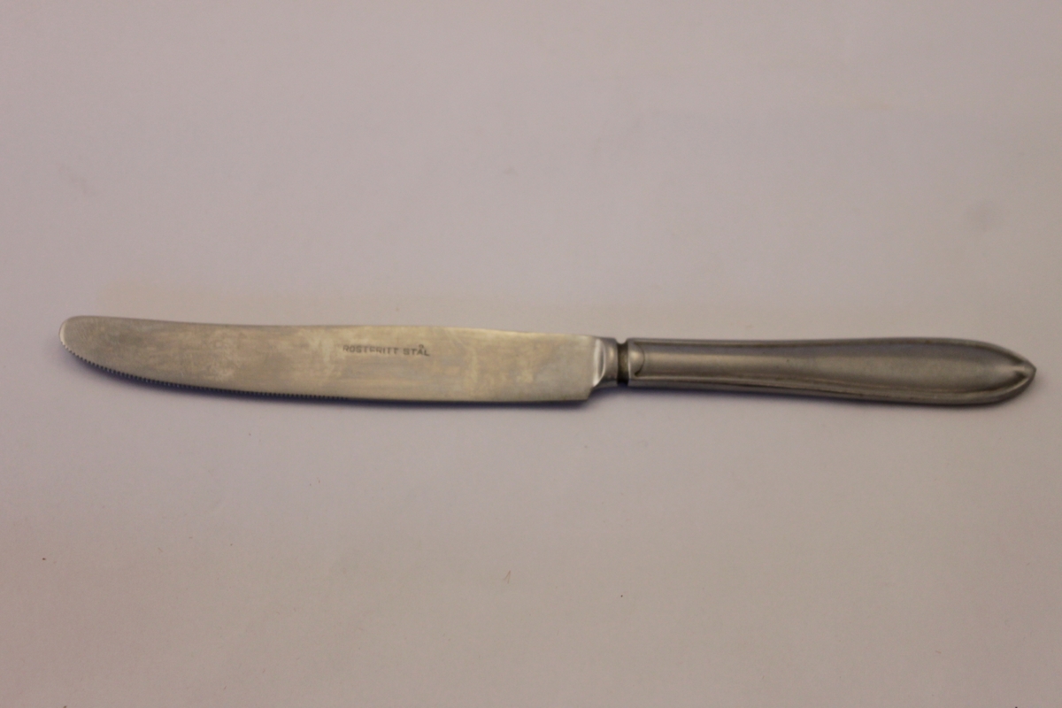 Fyra stycken bordsknivar i rostfrittt stål, modell gammal svensk.