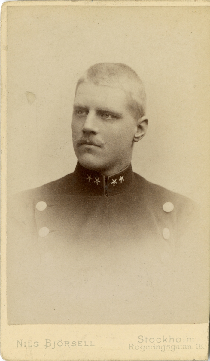 Porträtt av Claes Josef Breitholtz, löjtnant vid Andra livgardet.

Se även bild AMA.0002143 och AMA.0006846.