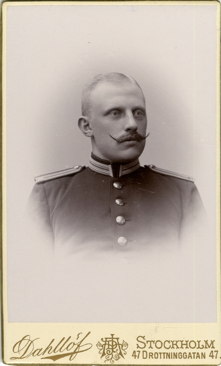 Porträtt av Tage Herman August Falck, löjtnant vid Södra- och Norra skånska infanteriregementena.

Se även bild AMA.0022095.