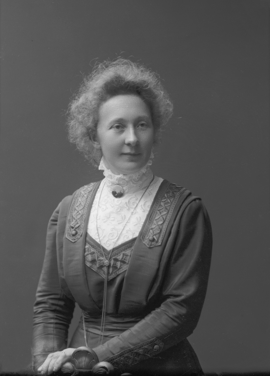 Porträtt från fotografen Maria Teschs ateljé i Linköping. 1910. Beställare: Elin Anderson. "Mejerinnan"