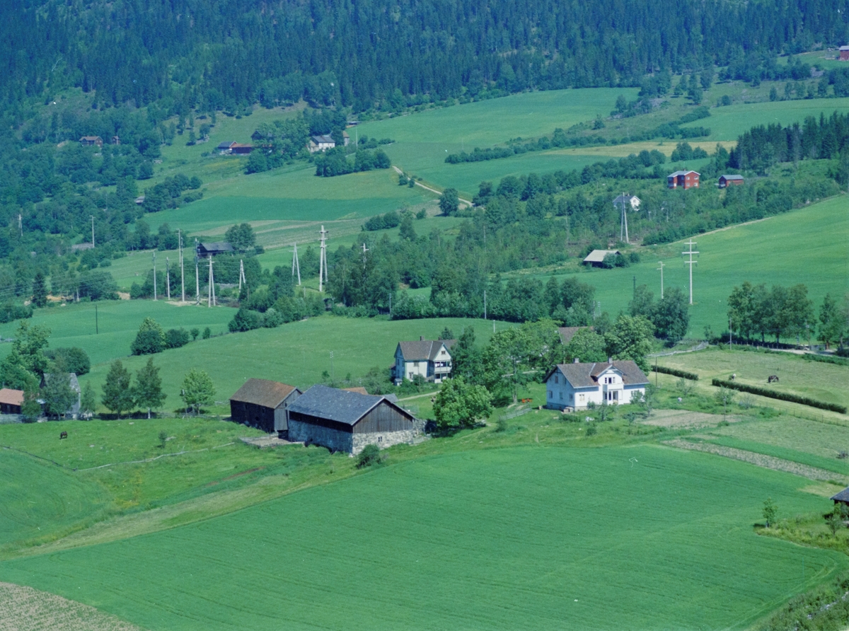 Flyfoto, Lillehammer, gårdsbruk Nordre Ål, Skjeggestad Søre, også nevnt som Skikstad og Øvre,  med Bjørnstad bak i Balbergslia.
