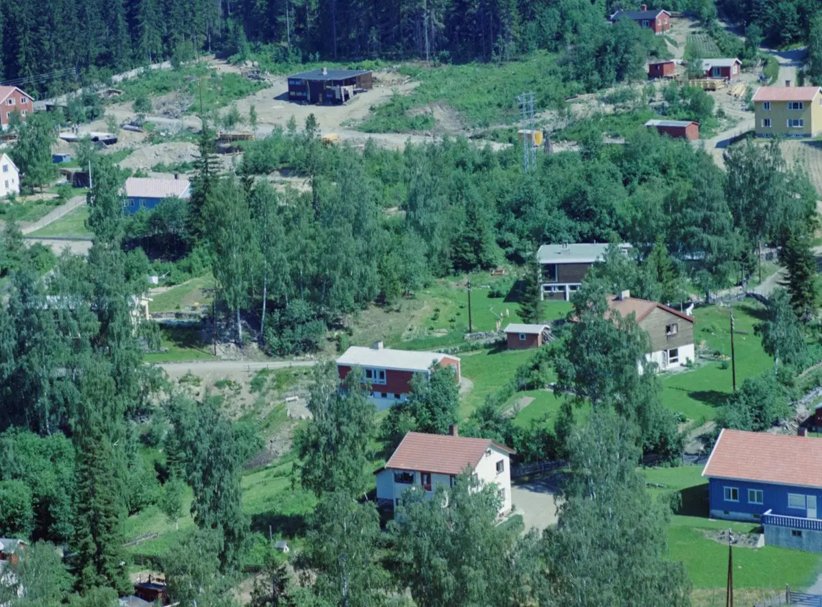 Flyfoto, Lillehammer, bebyggelse. Det hvite huset i forgrunnen er Messenlivegen 20. Veien synes ikke. Ovenfor sees Einar Sandbergsveg som ender i Langsethvegen. Veien øverst i bildet er Øygardsvegen som ender i Ringsvegutua.