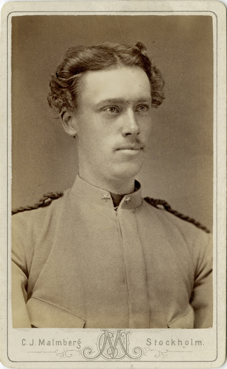 Porträtt av Waldemar August Starck, underlöjtnant vid Fortifikationen.
Se även bild AMA.0008620 och AMA.0009659.