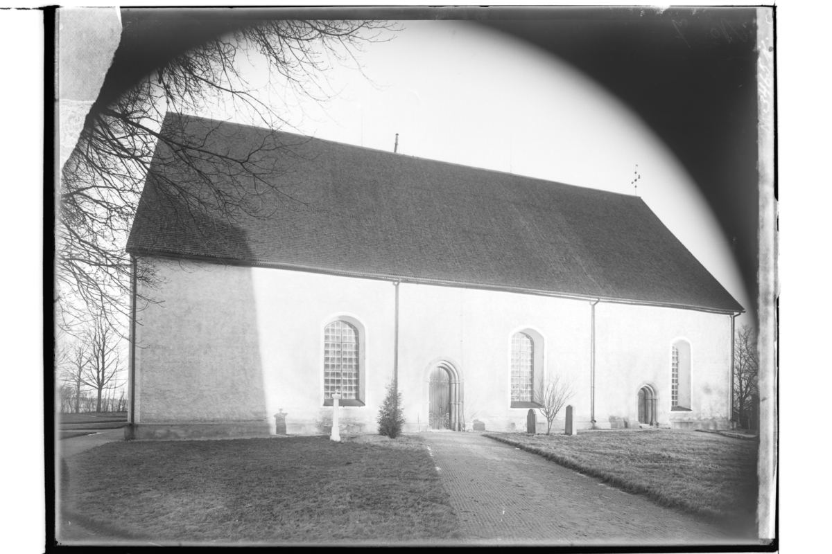 Sköllersta kyrka, kyrkans långsida med huvudingången.