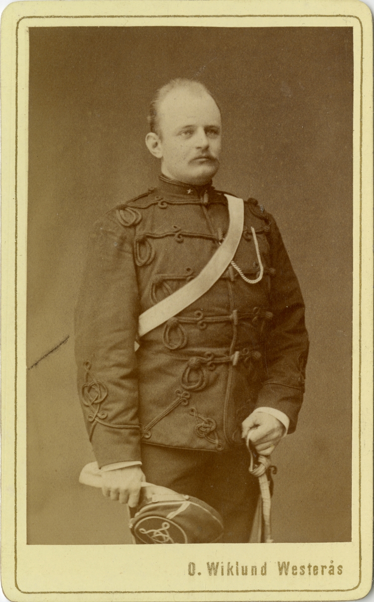 Porträtt av Fredrik Cassel, löjtnant vid Livregementets husarer K 3.
Se även bild AMA.0007050, AMA.0008540 och AMA.0009809.