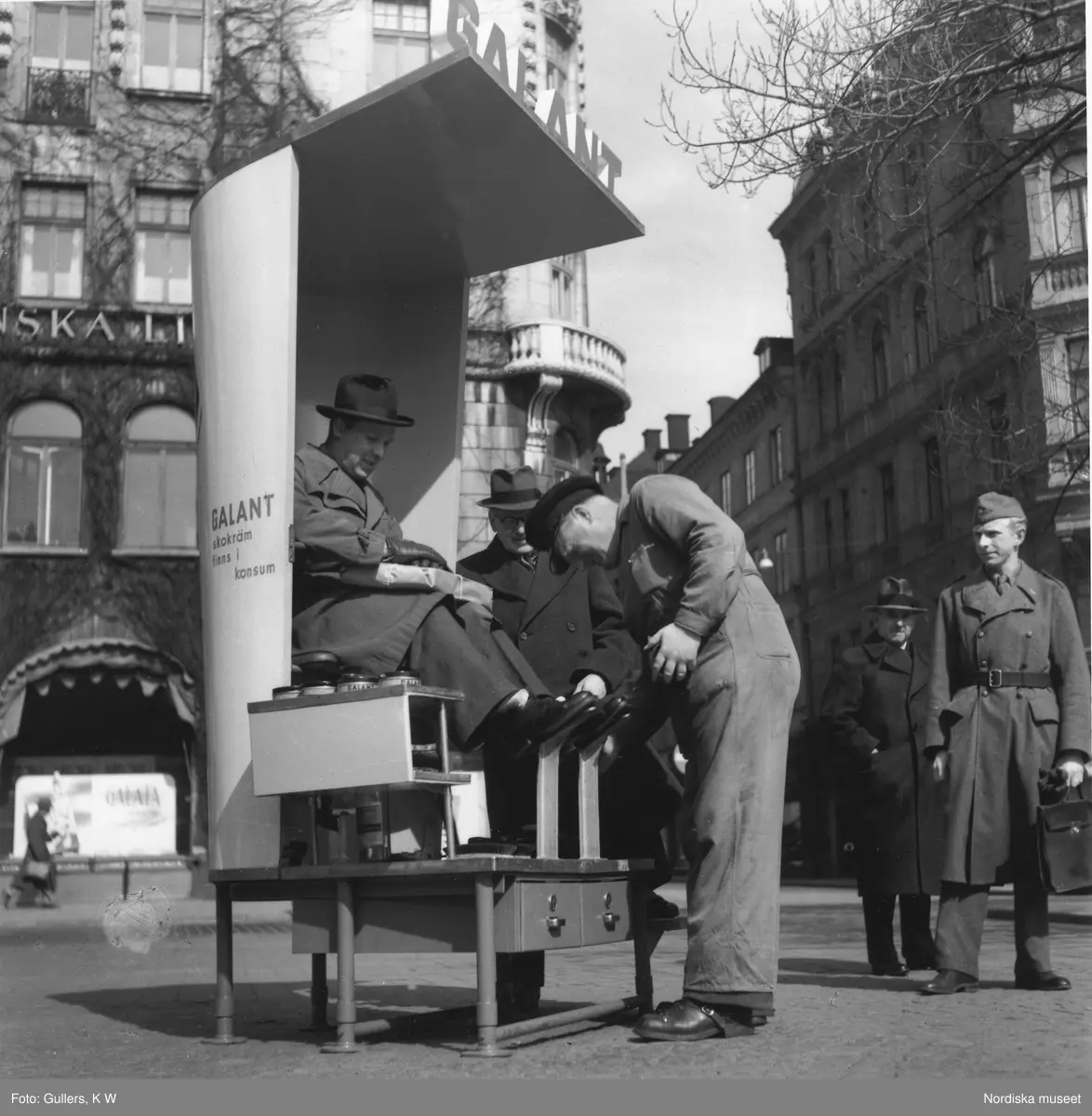 Skoputsare i Stockholm. P&aring; b&aring;set kunden sitter i st&aring;r det 