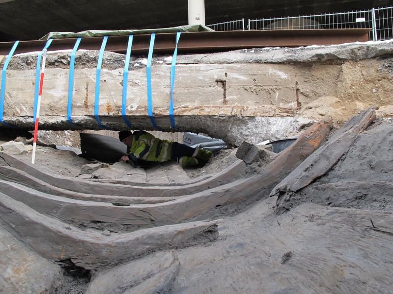 Utgravning av Vaterland 1 i Oslo sentrum, Arkeolog utforsker båtvrak under bru. Det gjelder å være tilpasningsdyktig når vrakene ikke ligger lett tilgjengelig.