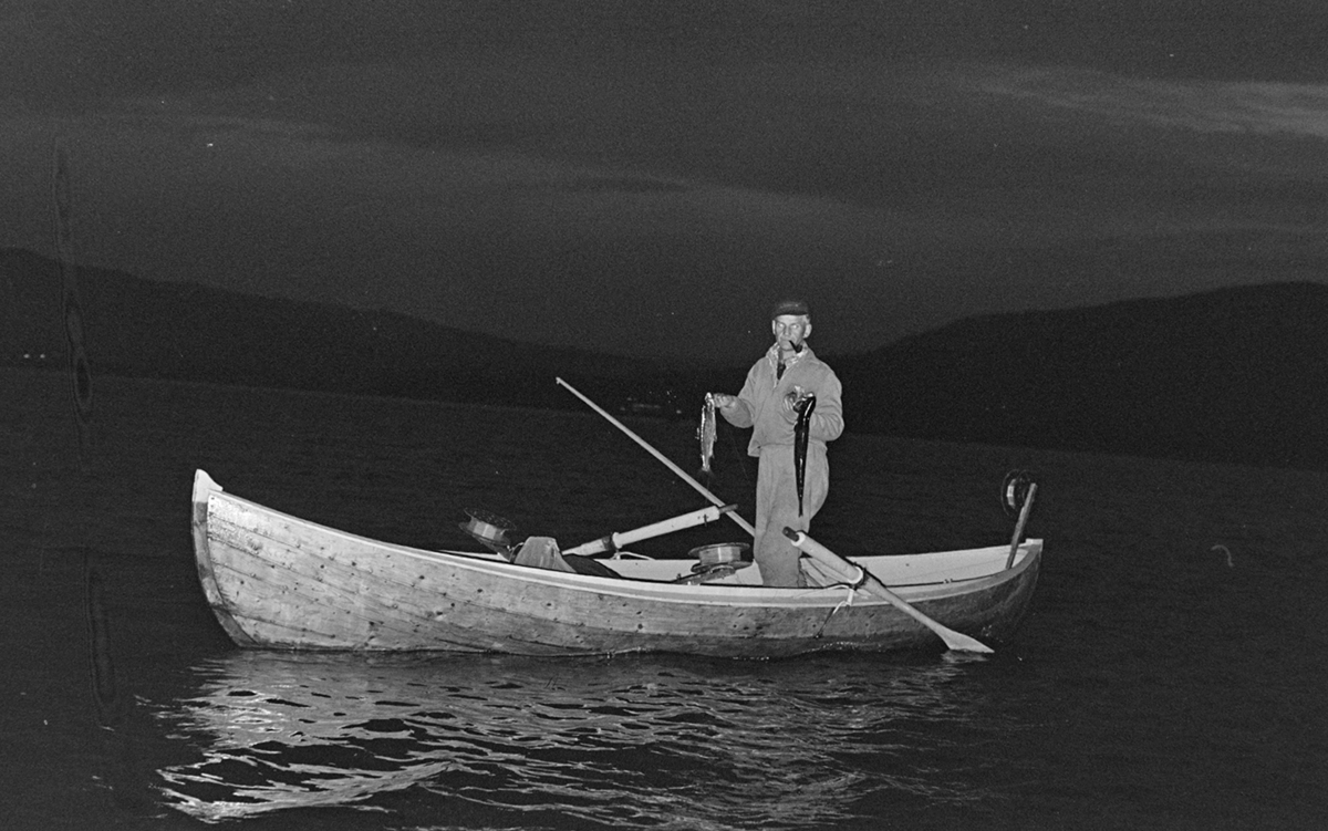 Mjøsfiske,dreggefiske,mjøsørret,  robåt, Furnesfjorden. Ole Birkely.