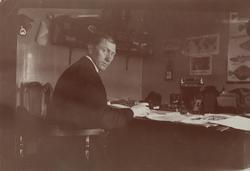 Øyvind Sørensen ved sitt skrivebord på kontoret.