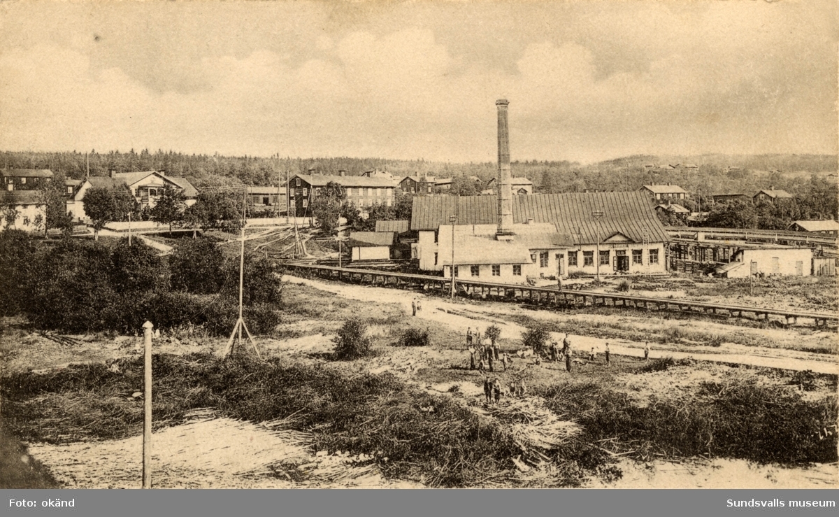 Strands sågverk med bolagskontor och arbetarbostäder. Sågen brann ned 1923 och verksamheten upptogs inte efter det.