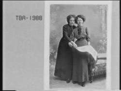 Gruppeportrett av to kvinner, bestillers navn er Anna Olsen.