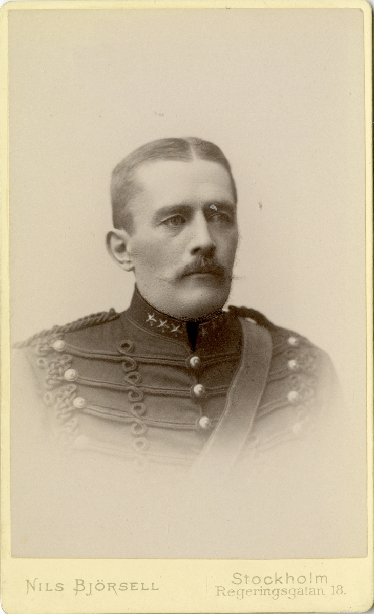 Porträtt av Helge Gustaf Wilhelm Sjöberg, kapten vid artilleriet.