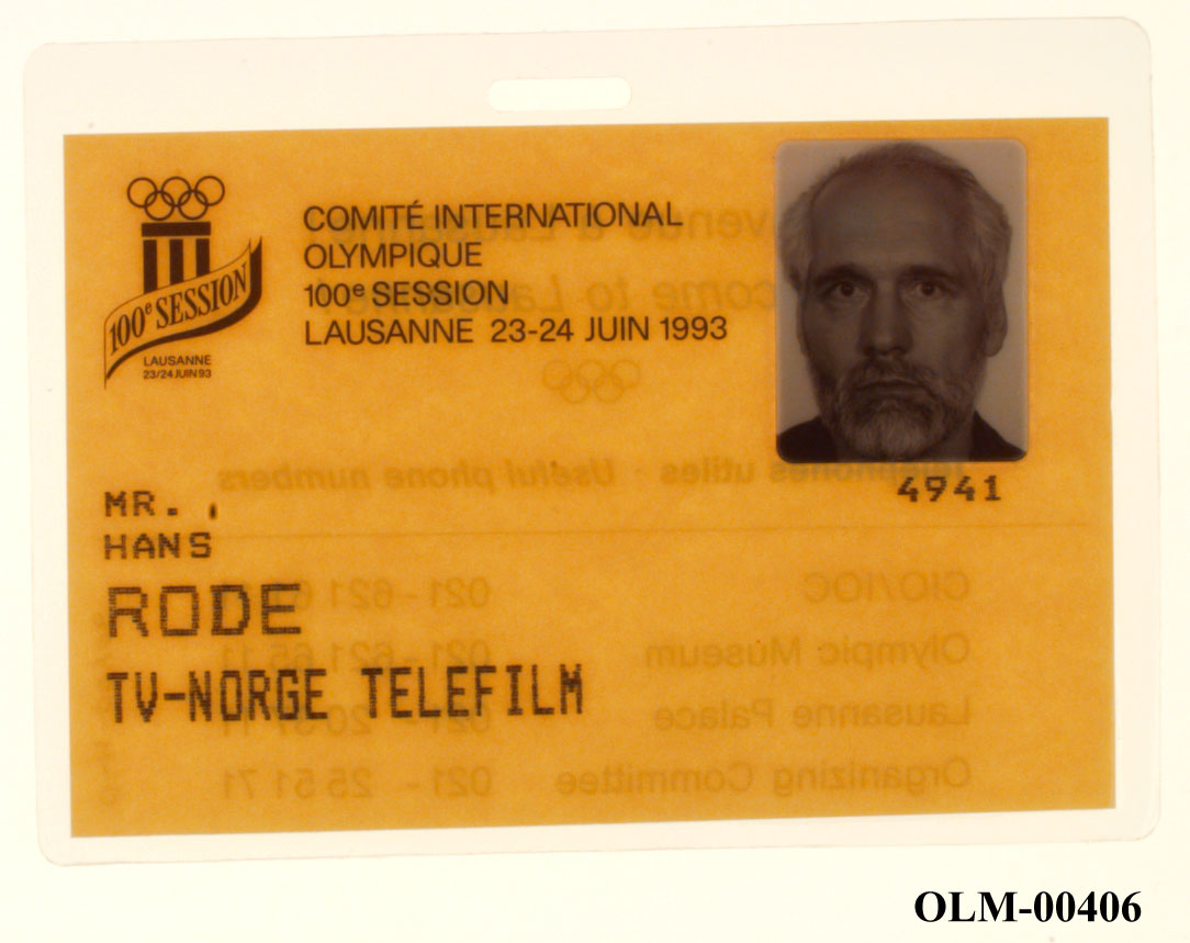 Laminert gult kort med bilde av Hans Rode øverst til høyre, logo for Det Olympiske Museum i Lausanne med et banner med tekst og dato for IOC 100. Session.