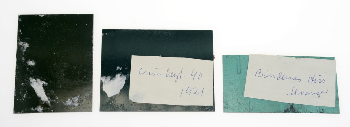 I alt 45 klisjeer som viser bygg knyttet til Bøndernes Salglslag i Trondheim fra 1921 og til det nye anlegget på Tunga stod klart i 1967. Det er også klisjeer med motiv fra Stjørdal, Levanger, Steinkjer og Oppdal. Det er også landskapsbilder.