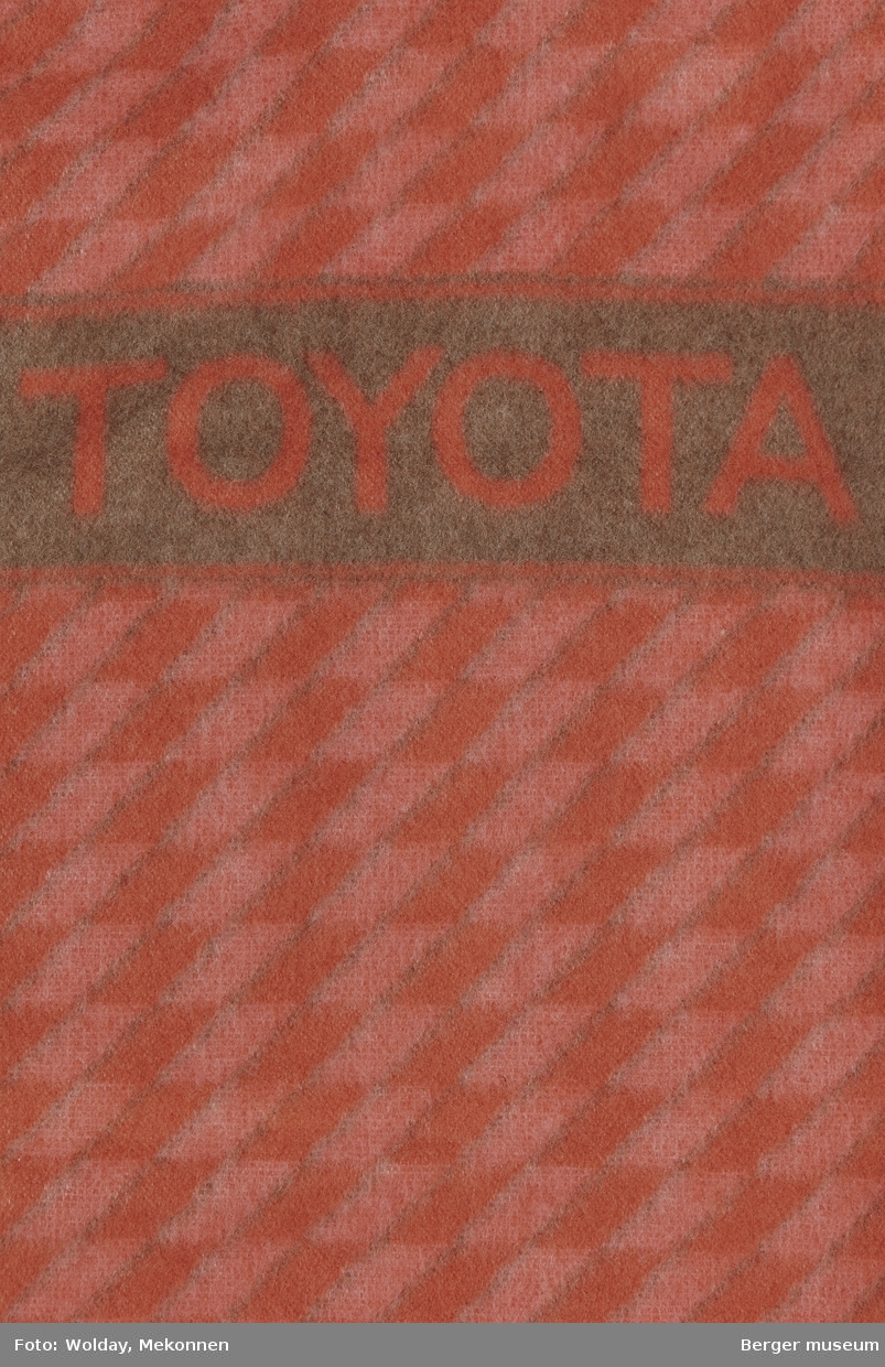 Setetrekk med lomme for seterygg påsydd to strikker
Små romber
Logo Toyota