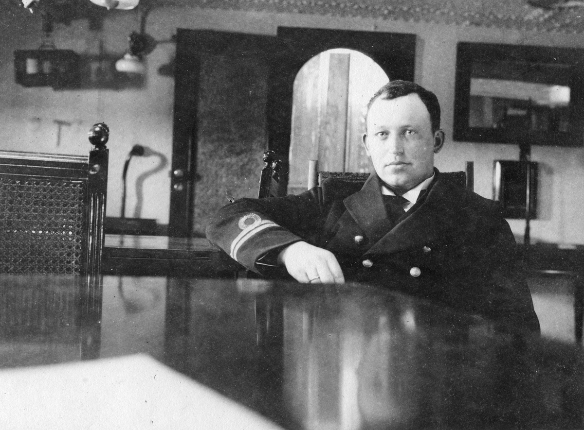 "Løytnant Erik Balke. Kanonbåten, "Viking" 1918"