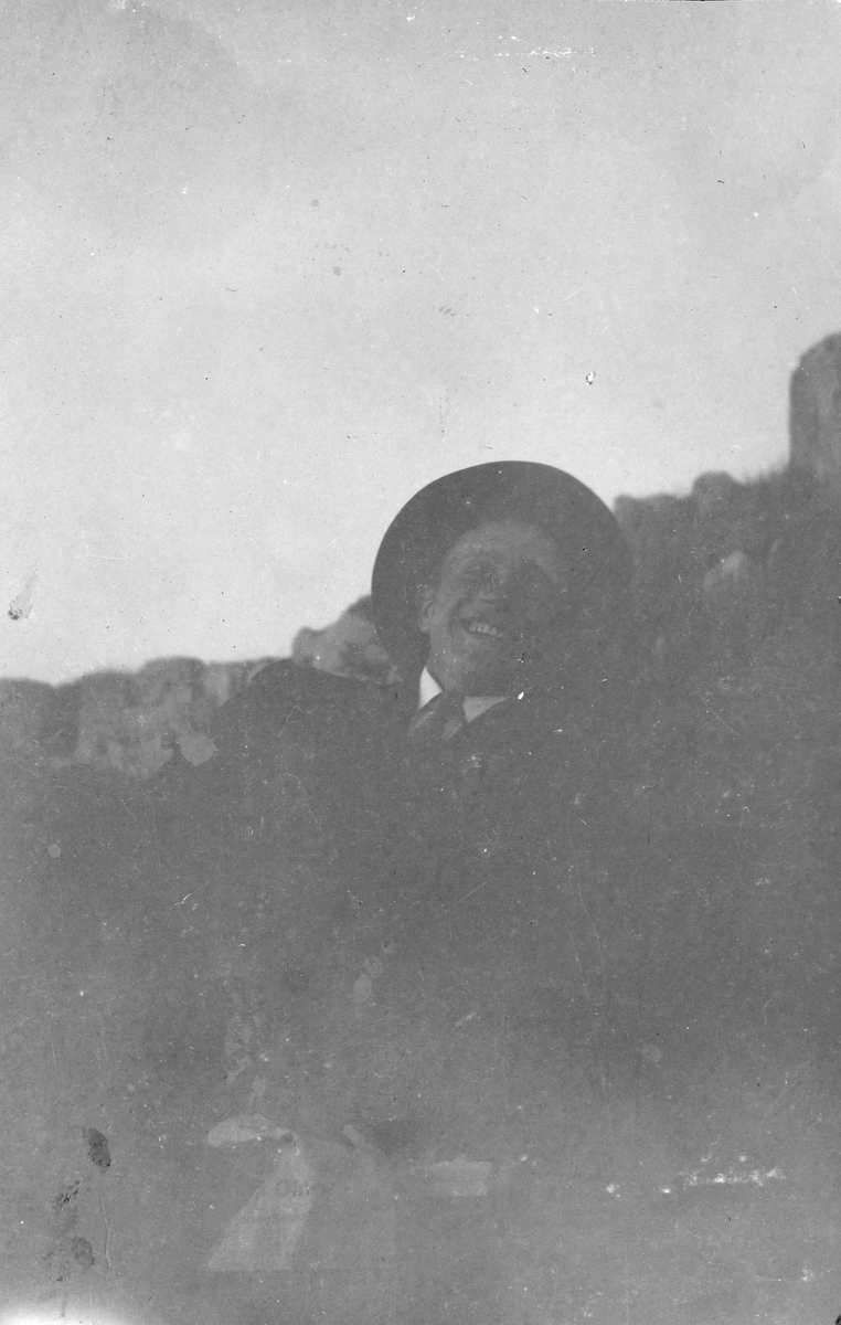 Løytnant E.Røren på tur med Ranghild og Torgunn Gundersen. Bildetekst"Vårbjerget 1916. Skagentur til