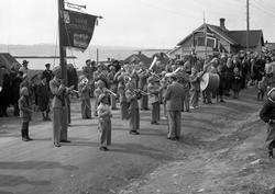 Vadsø 17 mai 1951. 17-mai toget har stoppet i Nyborgveien, f