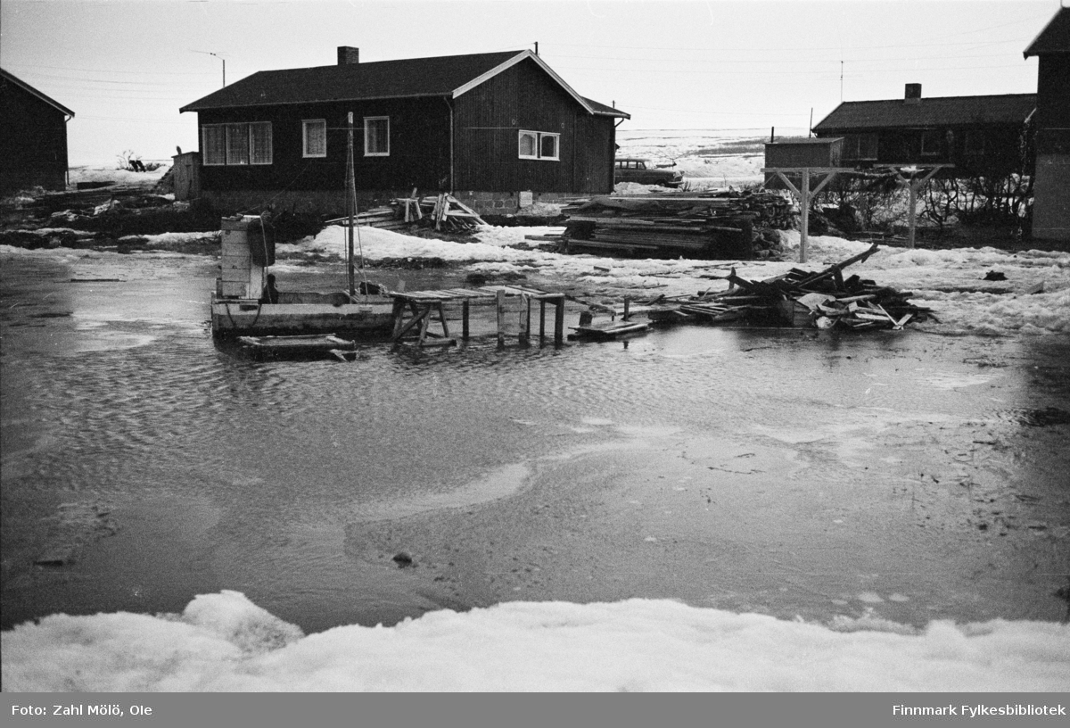 Fotografier fra Vadsø i tidsrommet 1967-68. Hus, lekeplass (1969).