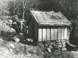 Et nyrestaurert kvernhus med vannrenne på Vestre i Ørskog