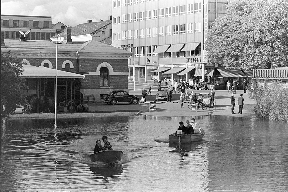 Storflom i Mjøsa 1967. Robåter, biler, folk, oversvømmelse, Basarbygningen