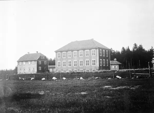 Sanne skole og lærerbolig, i Tune bygd 1924