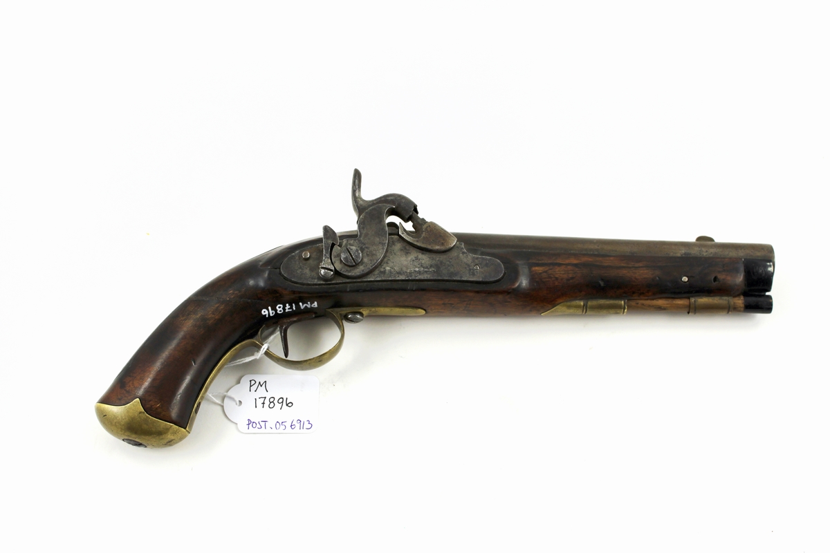 Pistol av 1852 år modell, de första i postverket med slaglås. Nummer 184. Den är försedd med varhake, vilket var specificerat i beställningen från Postverket. Ett krav som i efterhand verkar ha fallit i glömska, eftersom endast en av Postmuseums övriga pistoler är försedd med dylik.