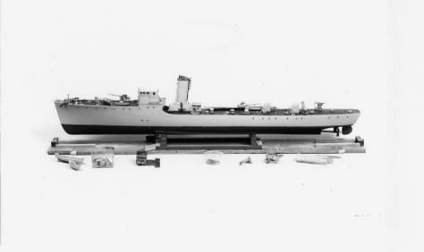 Fartygsmodell av Vedettbåten JÄGARE. Skrovet i skrå på bottenplatta.