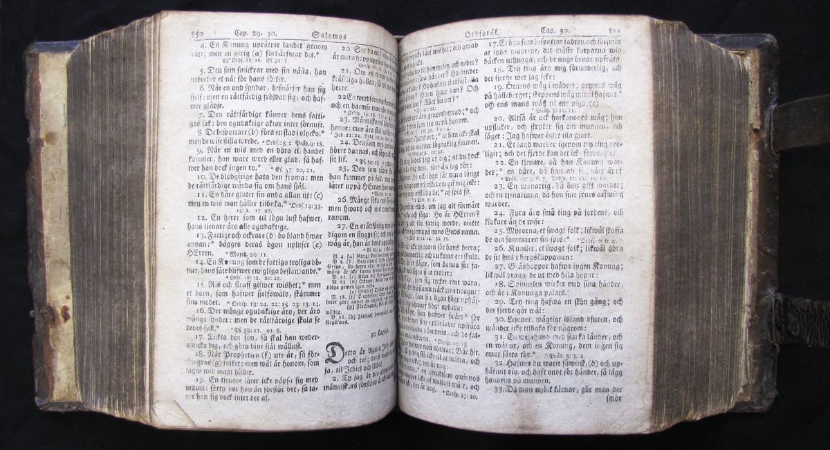 Karl XIIs fältbibel. Träpärmar med läderklädsel. Spännen i mässing. 

De första sidorna saknas i bibeln.