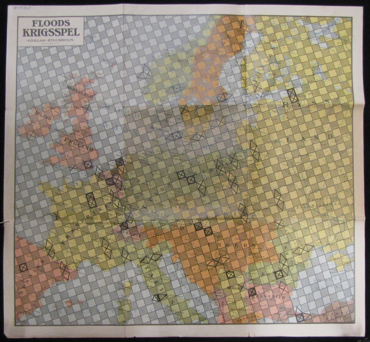 Sällskapsspel tillverkat av ett pappersark. På arket finns en kartbild över stora delar av Europa. 
Spelet heter Floods krigsspel och spelas med pjäser för fransk-tyskt krig. Spelet kan spelas i tre olika sätt: som tärningsspelet, lilla spelet och stora spelet.
Instruktionshäfte  och prislista medföljer.
Spelpjäser finns separat i VM15080.
Ask saknas.