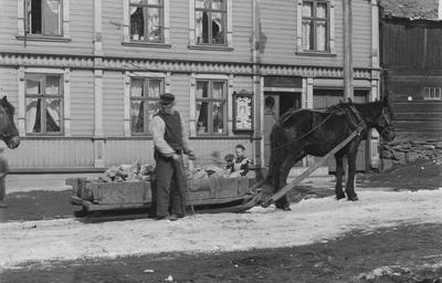 Malmkjører med hest og slede i Bergmannsgata på Røros. Foto/Photo