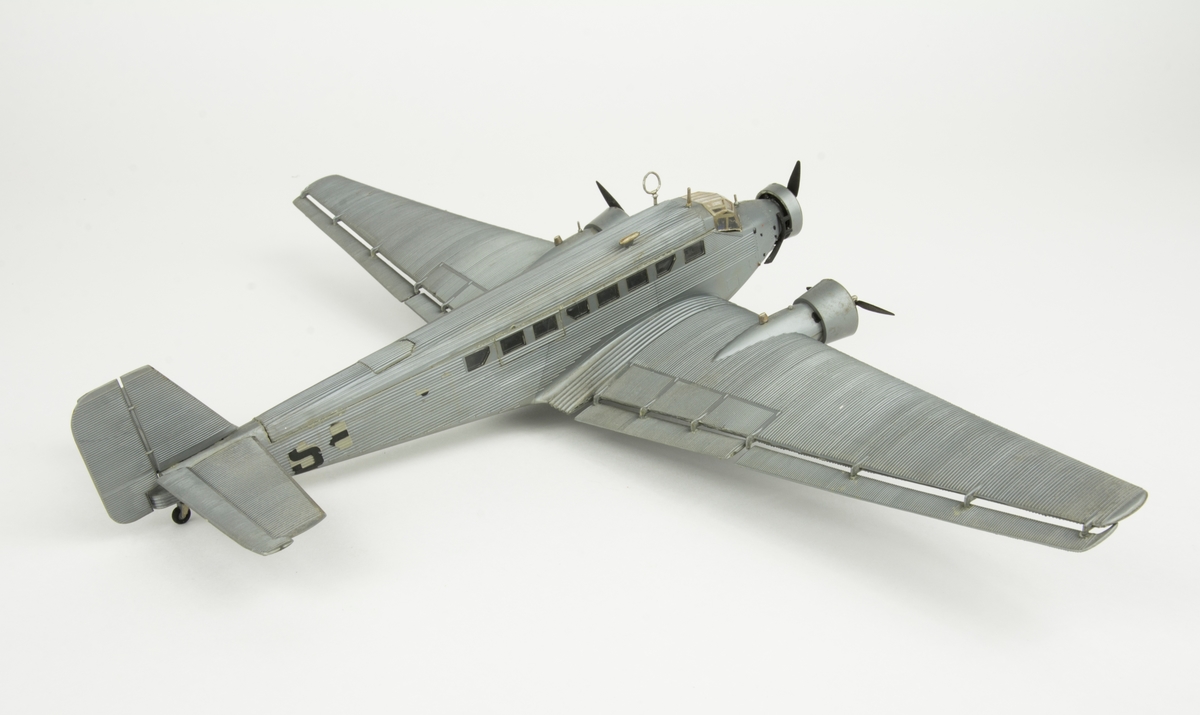 Flygplansmodell i skala 1:72 föreställande Tp 5, Junker Ju 52, civilmärkt.