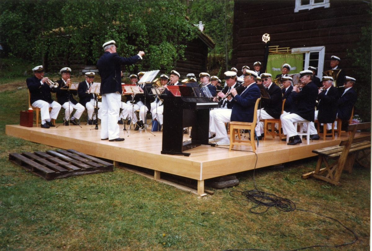Moss gamle skolekorps på Bagn Bygdesamling i 1991 under 110-årsmarkeringen av Sigurd Islandsmoens fødsel.
