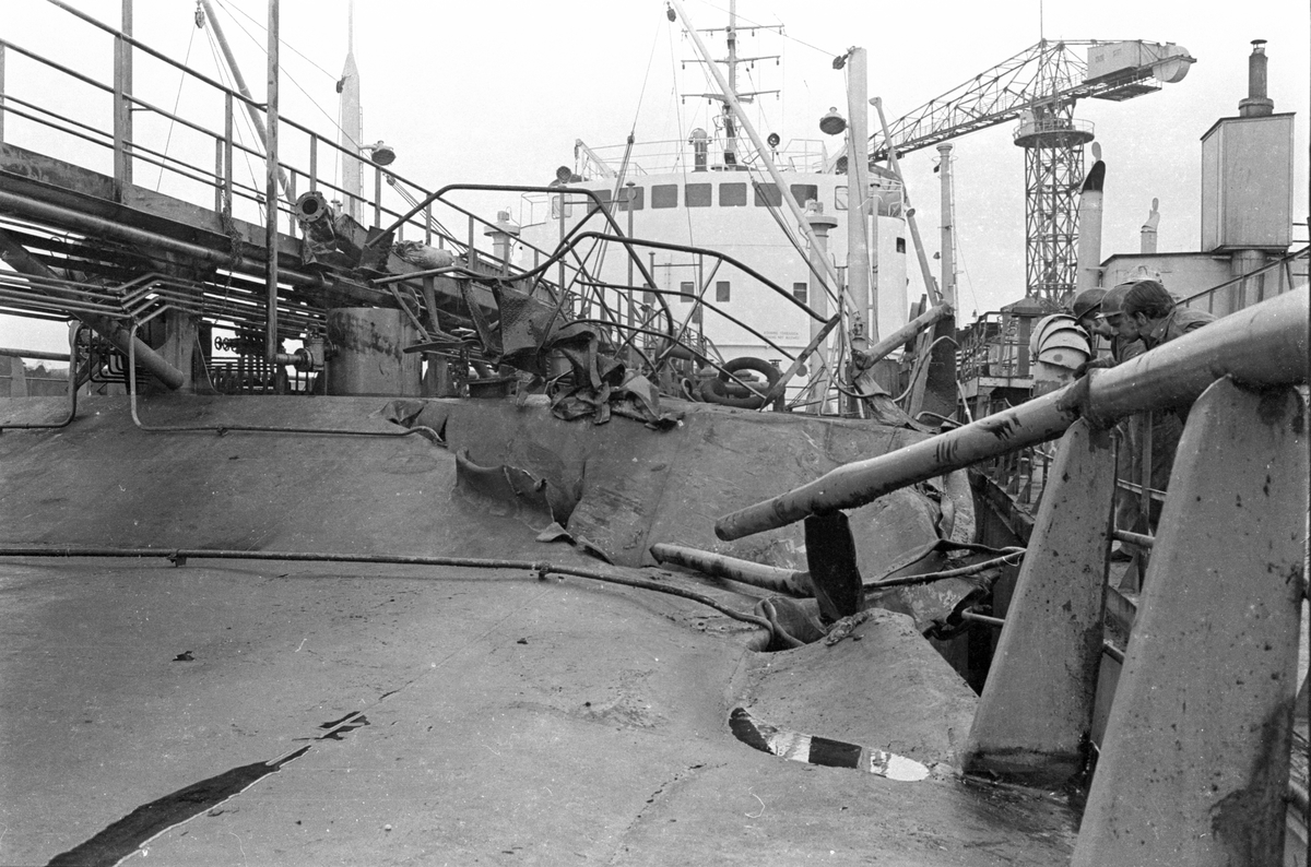 Ekensbergs varv 1970. Varvsarbetare inspekterar skador på oidentifierat fartyg.