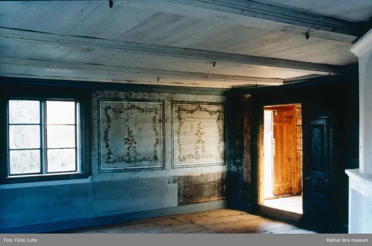 Ett rum med väggmålningar med blommönster i Fröreda storegård.