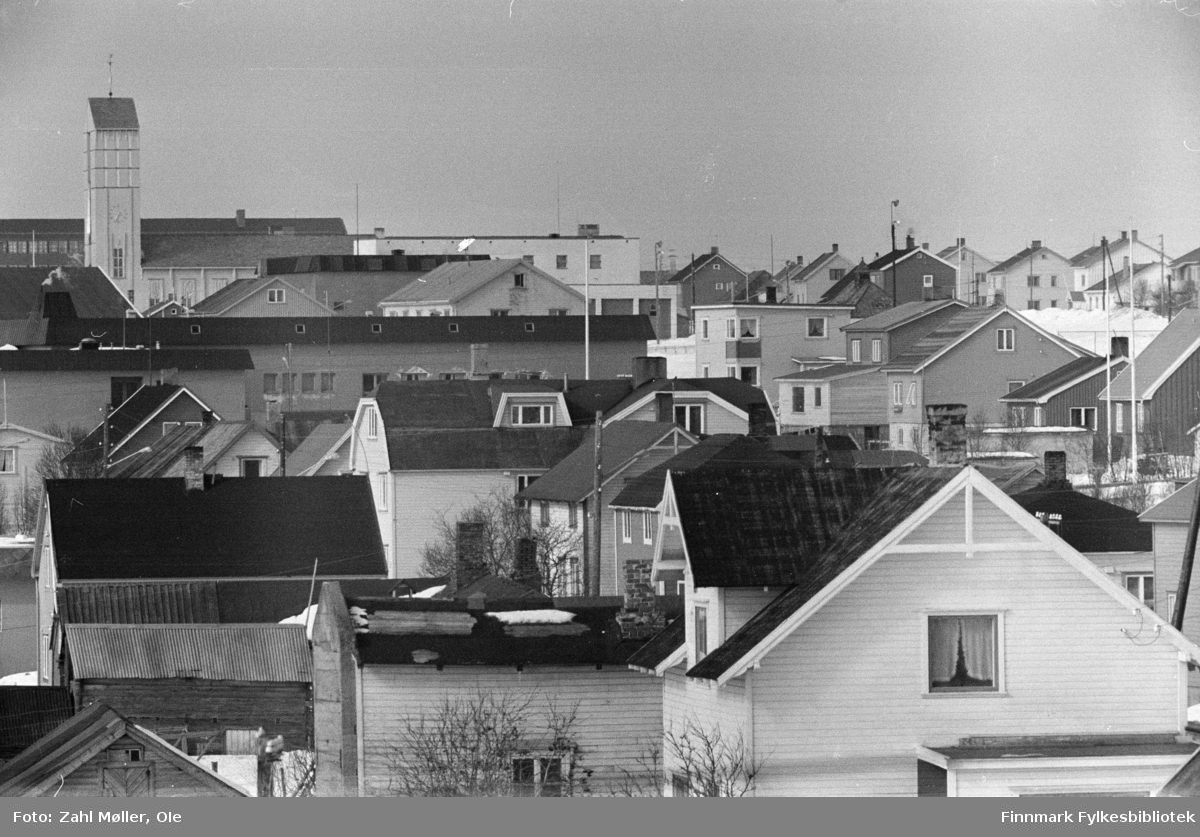 Fotoserie fra Vadsø, April 1968 fotografert av Vadsøfotografen Ole Zahl-Mölö. Vadsøs bebyggelse.