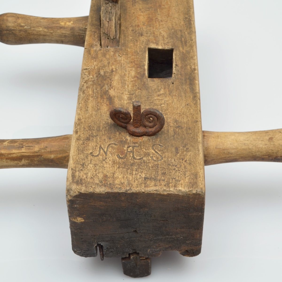 Form: Ploghøvelen er to høvlar i ein høvelstokk (nothøvel og fjørhøvel).
Bruk: Høvelen vert nytta til å høvle not og fjør i golvbord og panel.